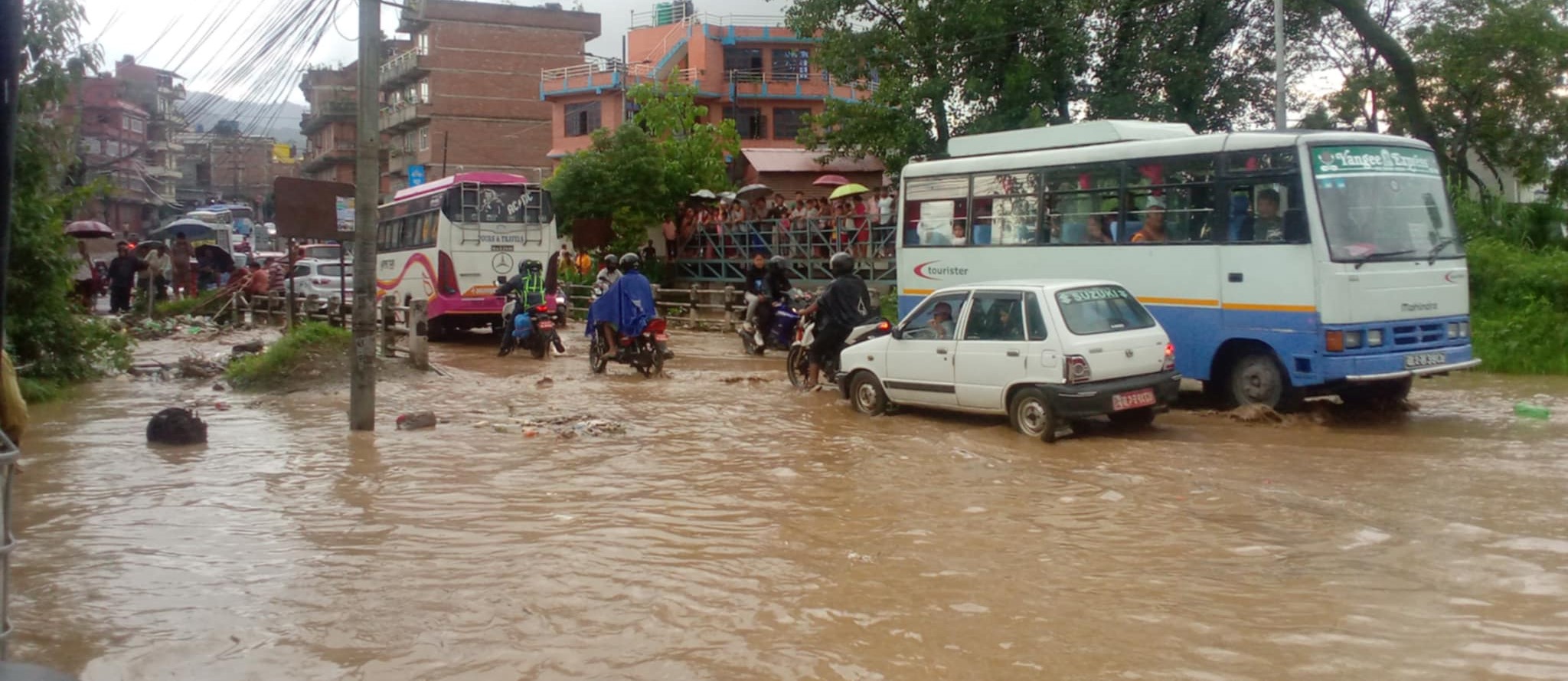 थुसाचामा कोलाहल ः हजारौ भीड (तस्वीरहरुसहित) 