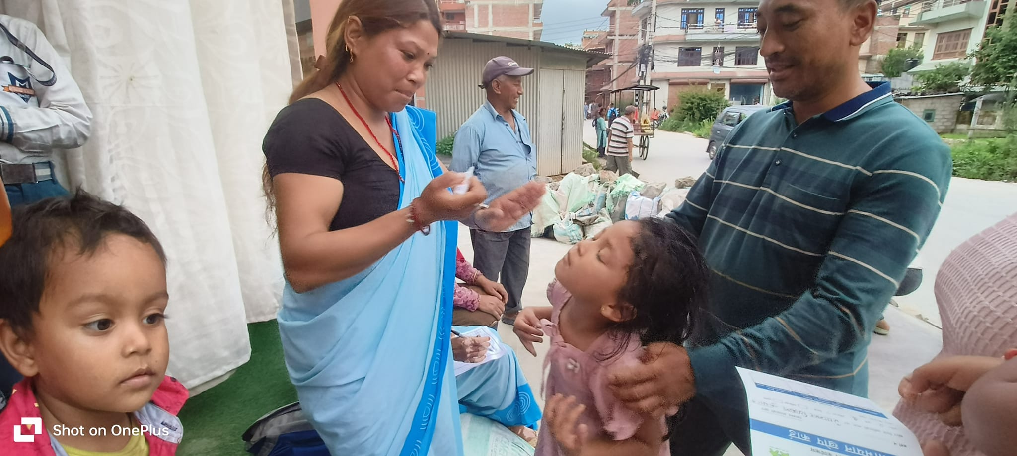 घरघर पुगेर बालबालिकाहरुलाई पोलियो थोपा खुवाउँंदै भनपा १० का स्वयमसेवीकाहरु