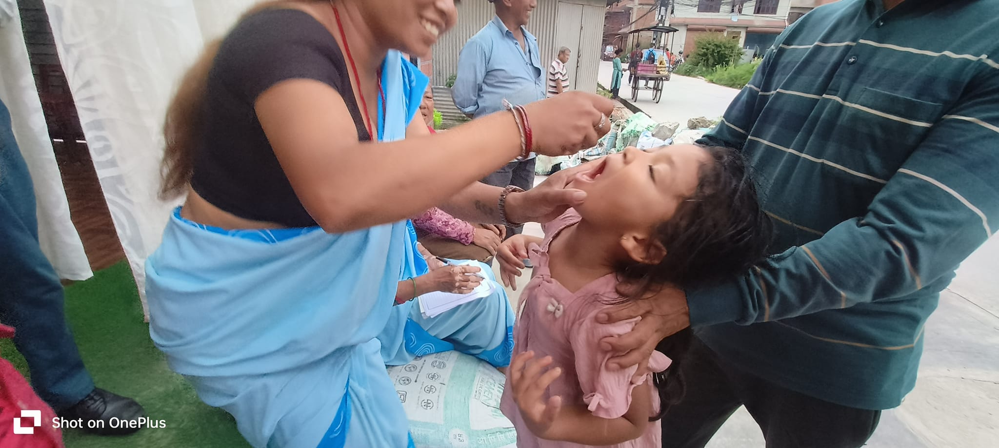 घरघर पुगेर बालबालिकाहरुलाई पोलियो थोपा खुवाउँंदै भनपा १० का स्वयमसेवीकाहरु