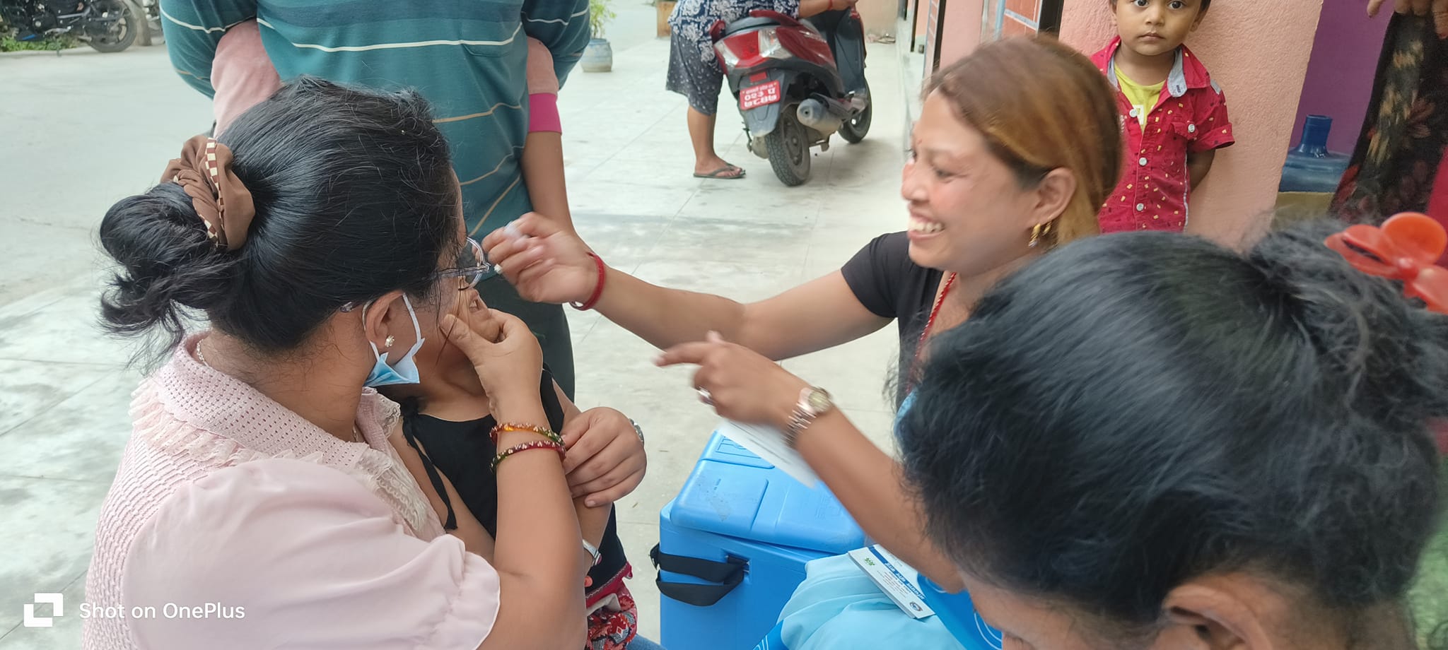 घरघर पुगेर बालबालिकाहरुलाई पोलियो थोपा खुवाउँंदै भनपा १० का स्वयमसेवीकाहरु