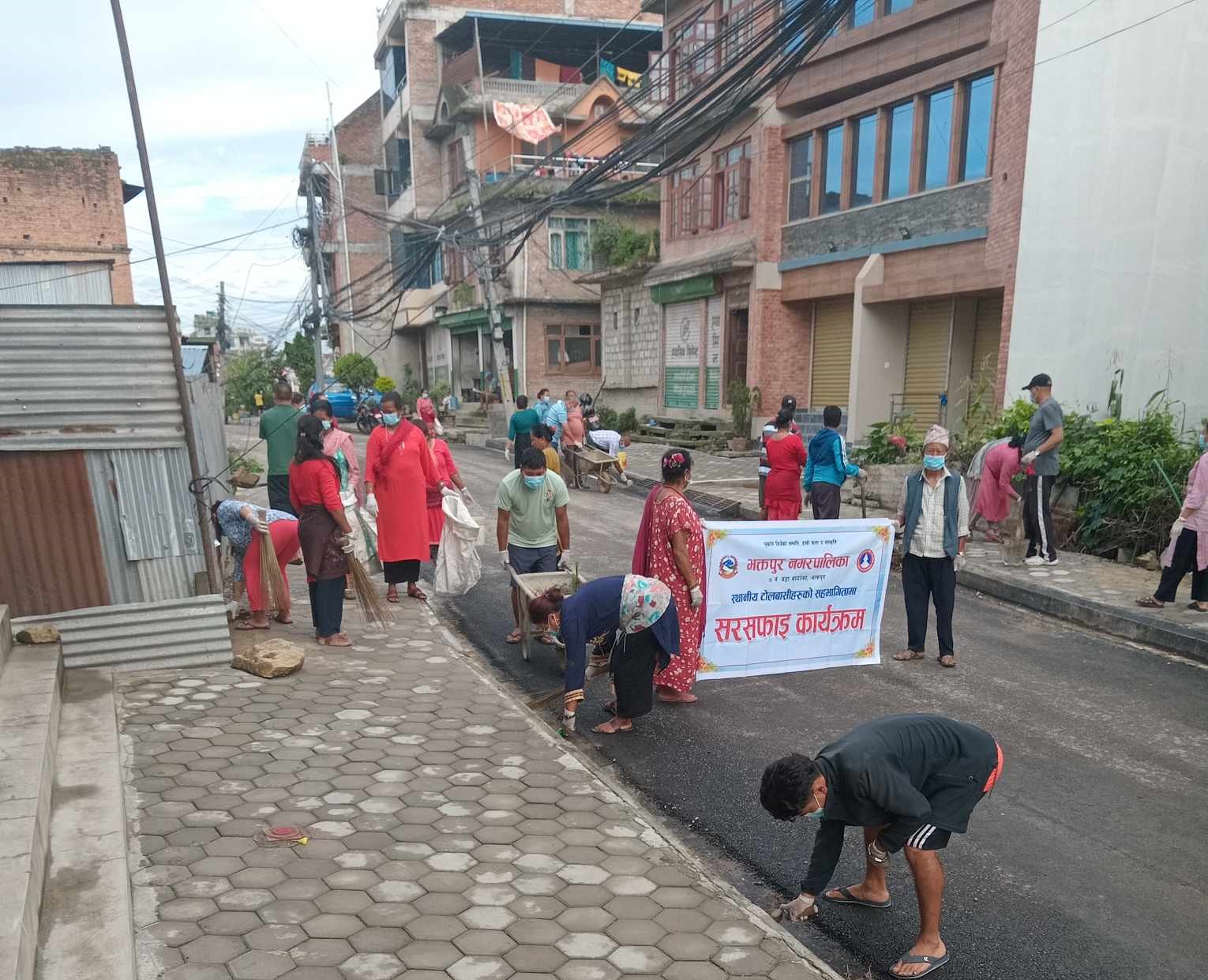 जगातीका महिलाहरुले गरे टोलको सरसफाई 