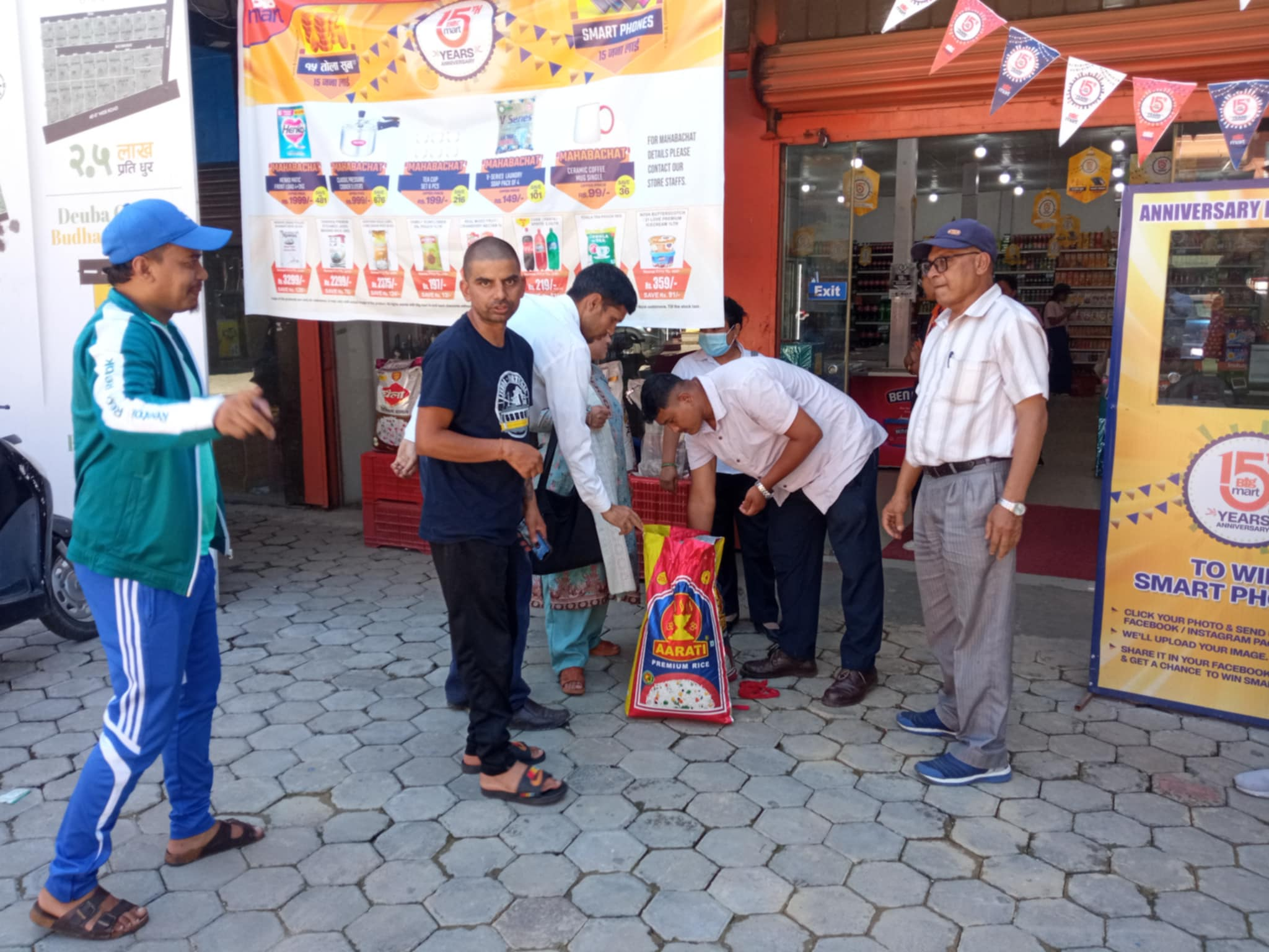 कमलबिनायकमा बजार अनुगमन ः किरा भएको चामल जफत