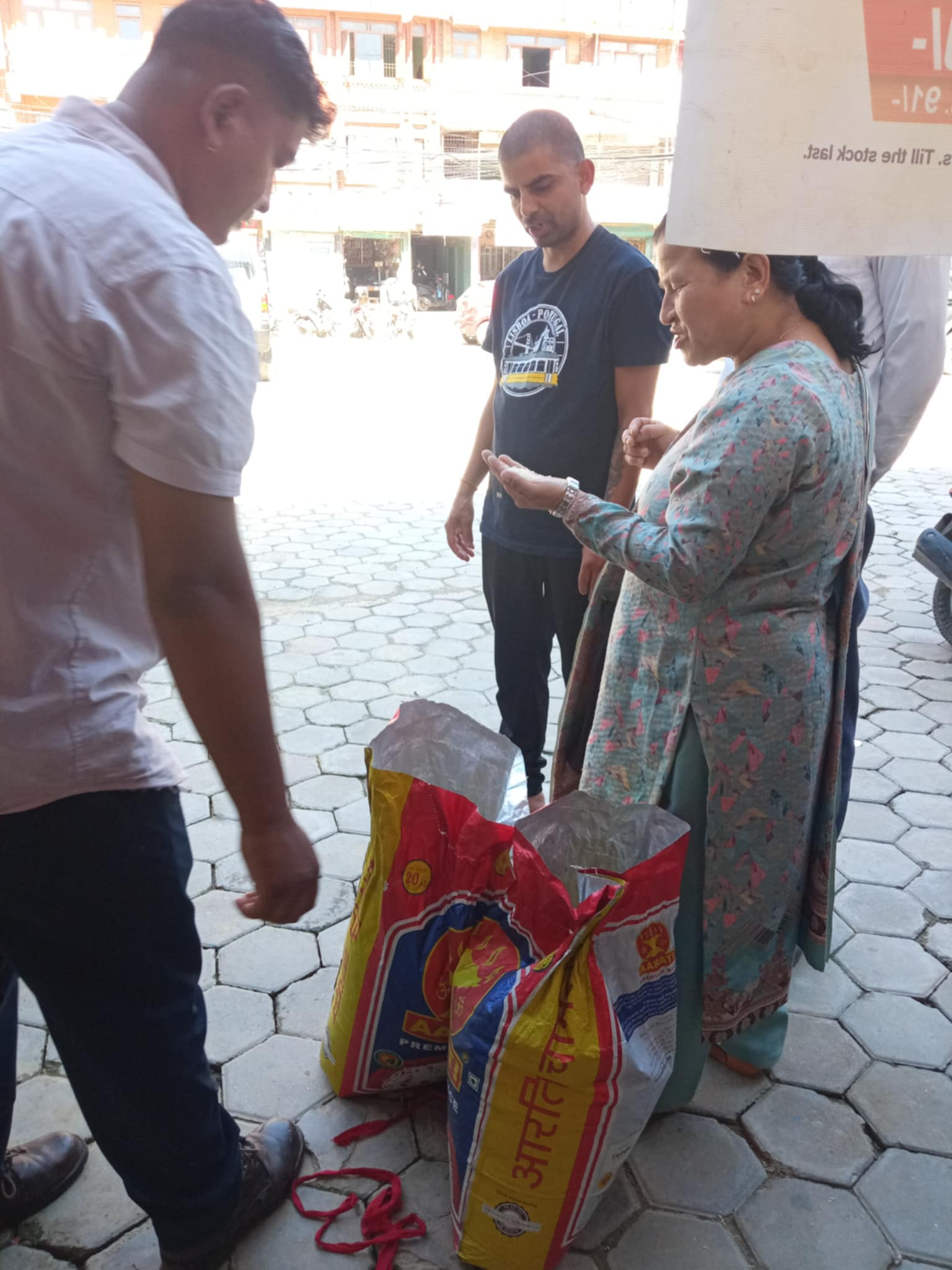 कमलबिनायकमा बजार अनुगमन ः किरा भएको चामल जफत
