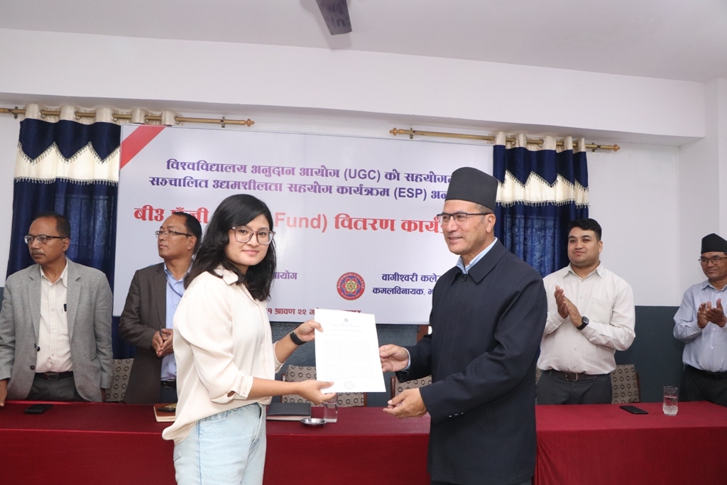 वागीश्वरीका दुई उद्यमी विद्यार्थीहरूलाई बीउ पूजी वितरण