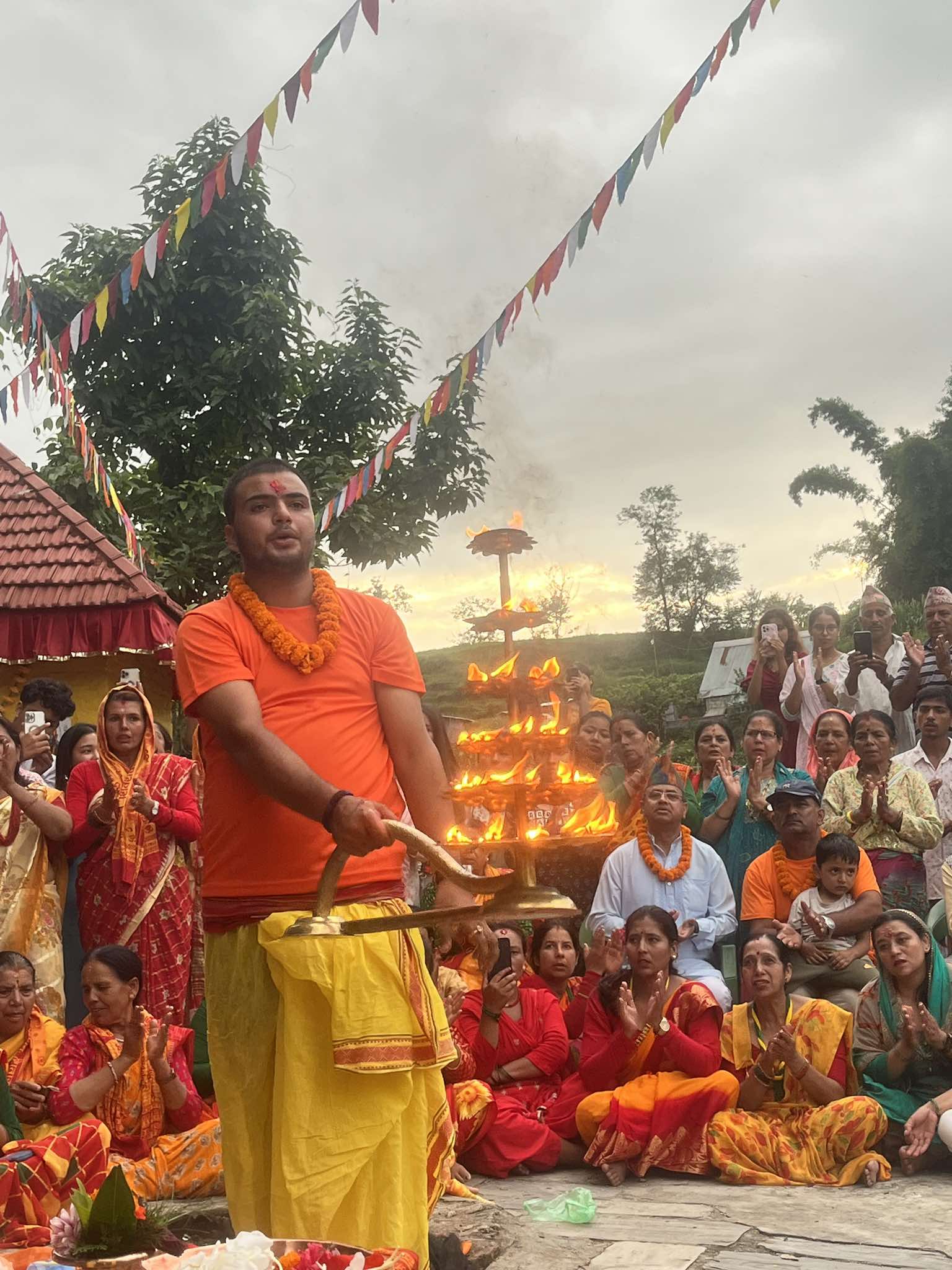 झौखेलस्थित ज्योतिलिङेश्वोर मन्दिरमा आरती कार्यक्रम सकियो 