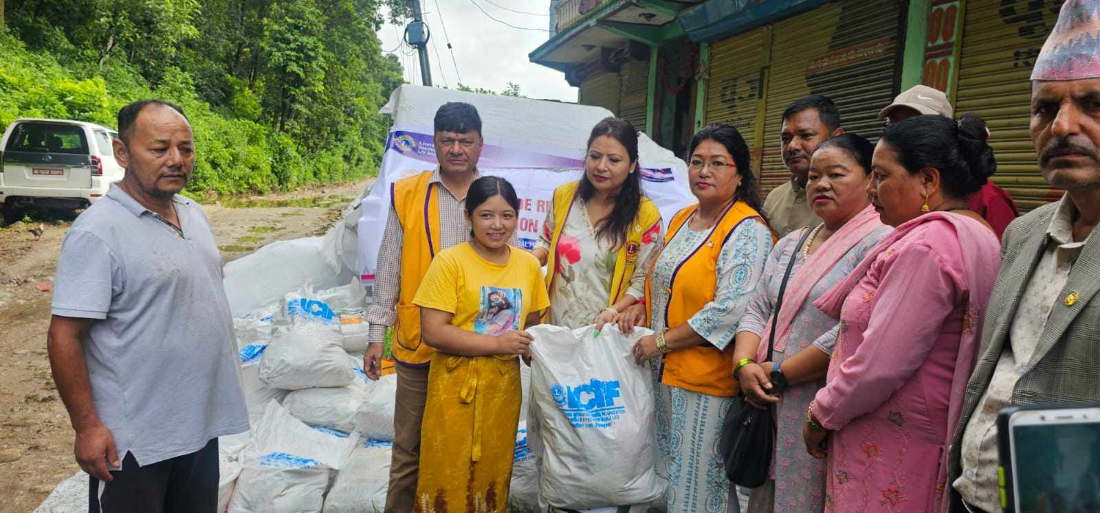 गोरखा र बागलुङका बाढी पहिरोपिडितलाई लायन्स क्लबको सहयोग 