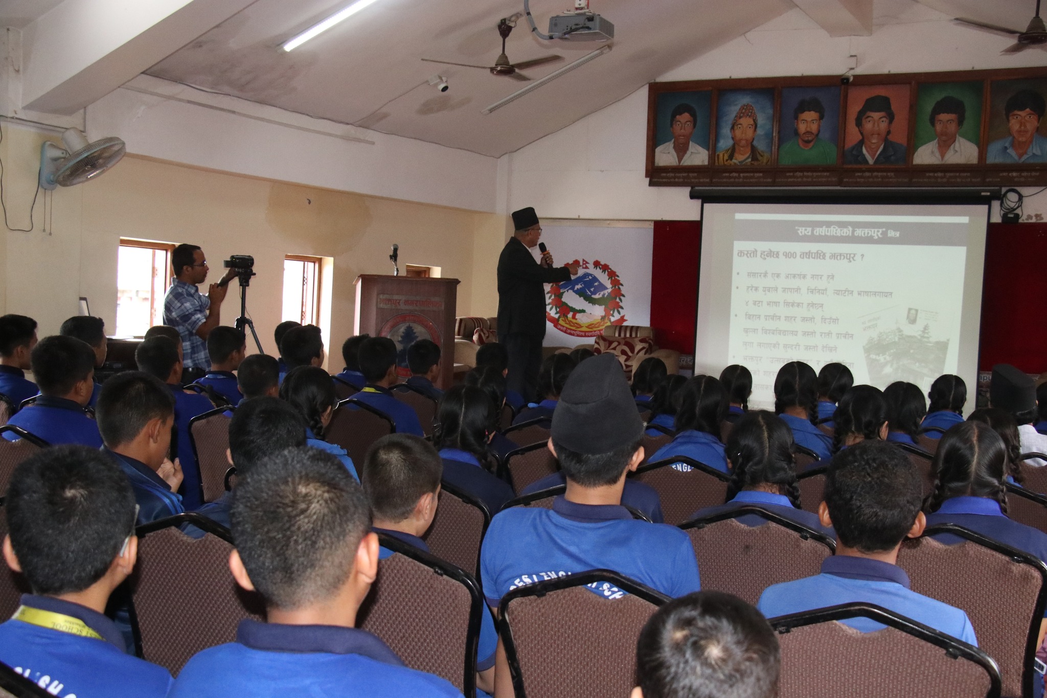 भक्तपुरका मेयरसँंग एभरेस्ट स्कुलका विद्यार्थी (तस्वीर कथा)