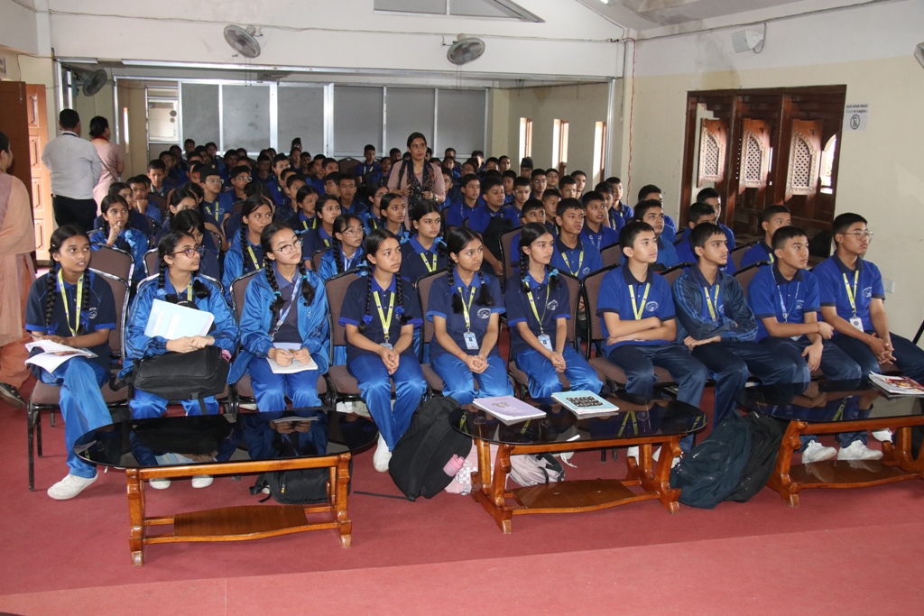 भक्तपुरका मेयरसँंग एभरेस्ट स्कुलका विद्यार्थी (तस्वीर कथा)