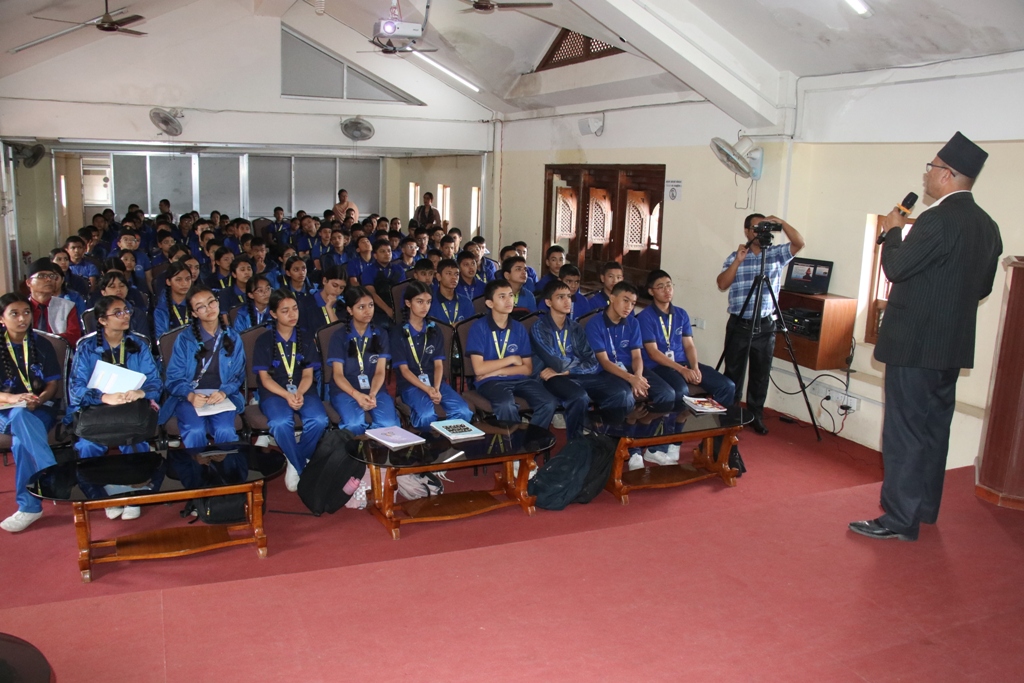 भक्तपुरका मेयरसँंग एभरेस्ट स्कुलका विद्यार्थी (तस्वीर कथा)