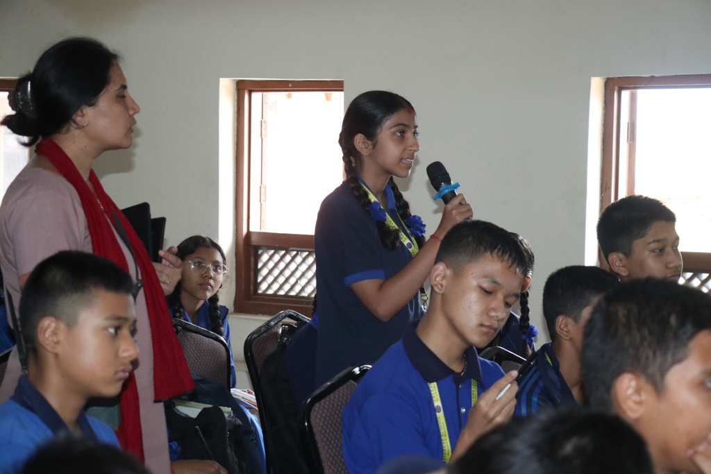 भक्तपुरका मेयरसँंग एभरेस्ट स्कुलका विद्यार्थी (तस्वीर कथा)