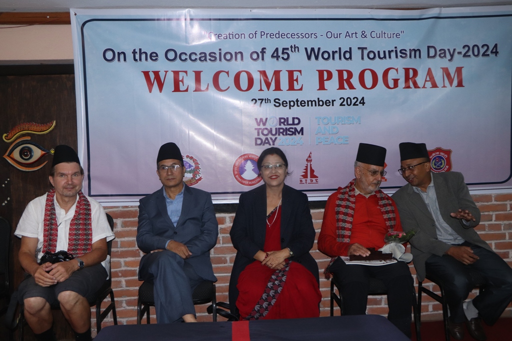 भक्तपुर प्रवेश गर्ने पहिलो पर्यटकहरूलाई थैली उपहार 