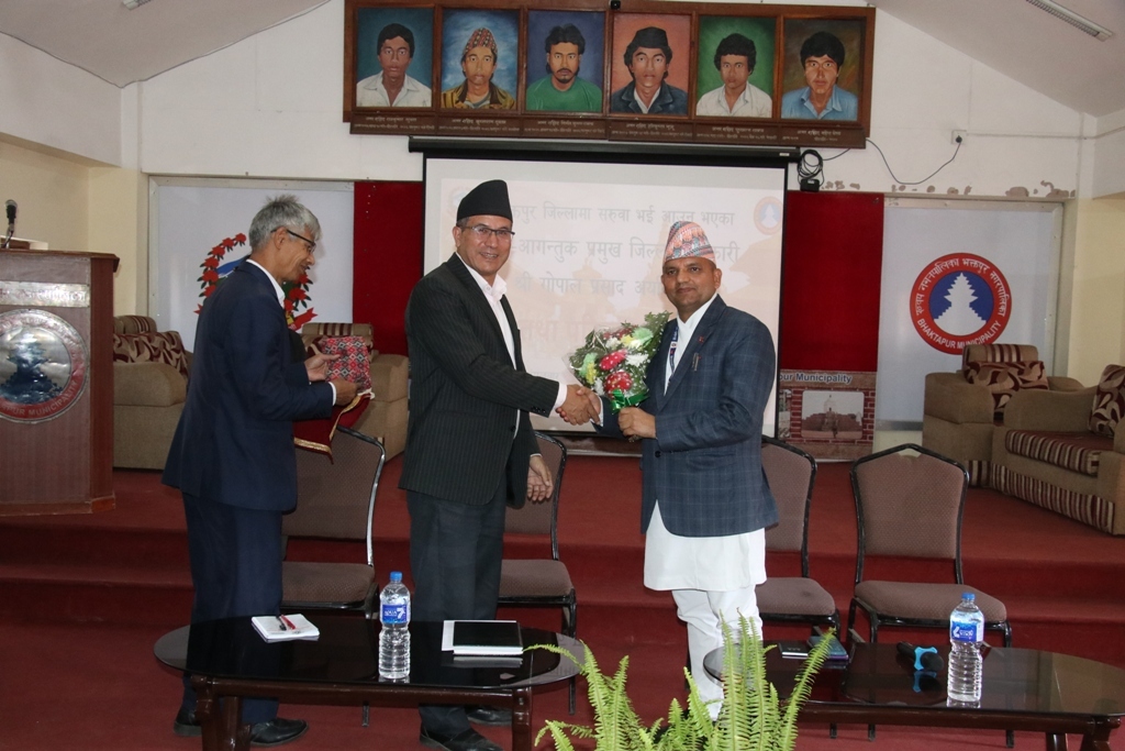भक्तपुरका नयाँ प्रजिअ ः नगरपालिकाले गरयो स्वागत