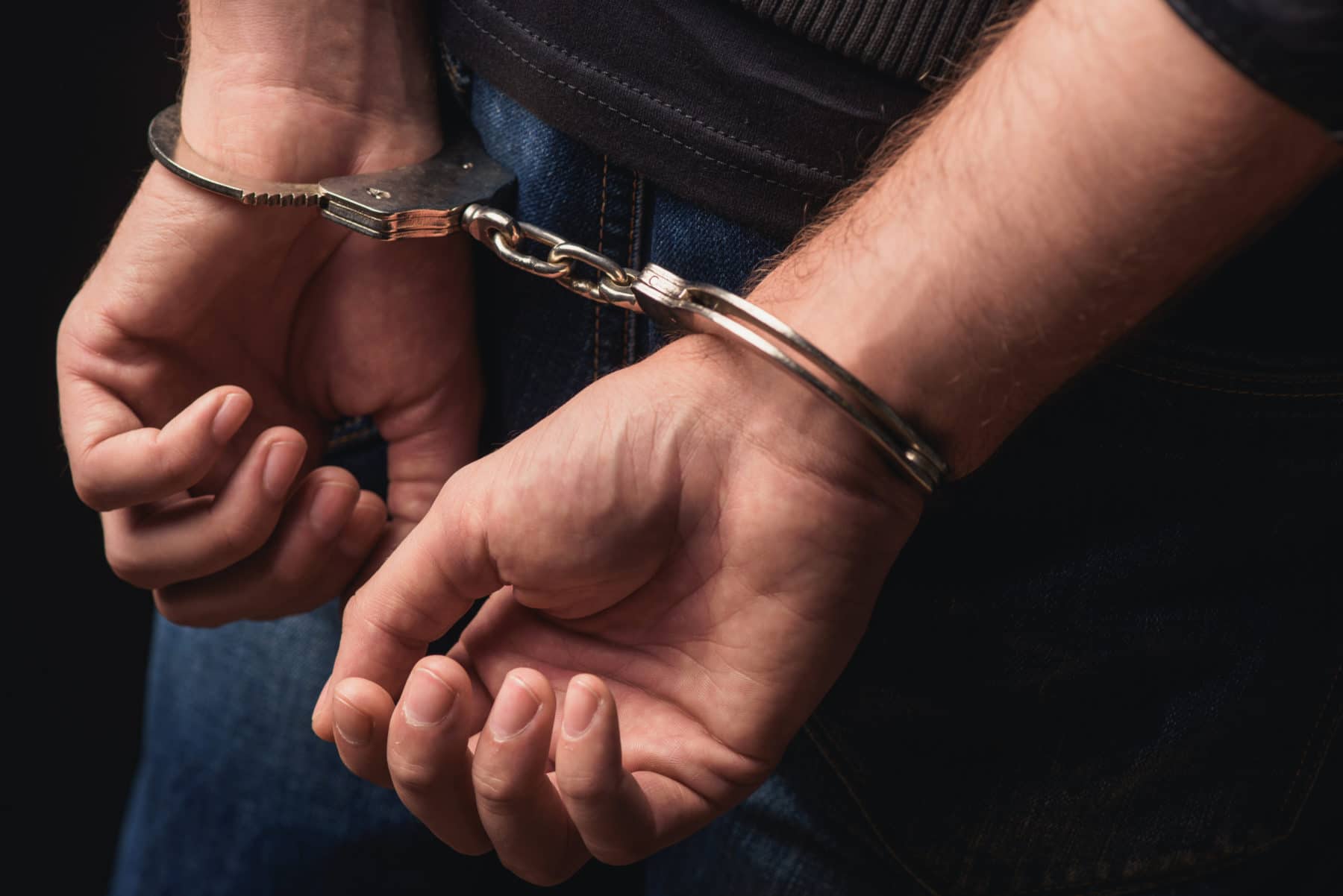 प्रहरी ईन्सपेक्टर हुँ भनी प्रहरी बर्दी लगाएको फोटो मोबाइलको वाल पेपरमा राखी आतंक
