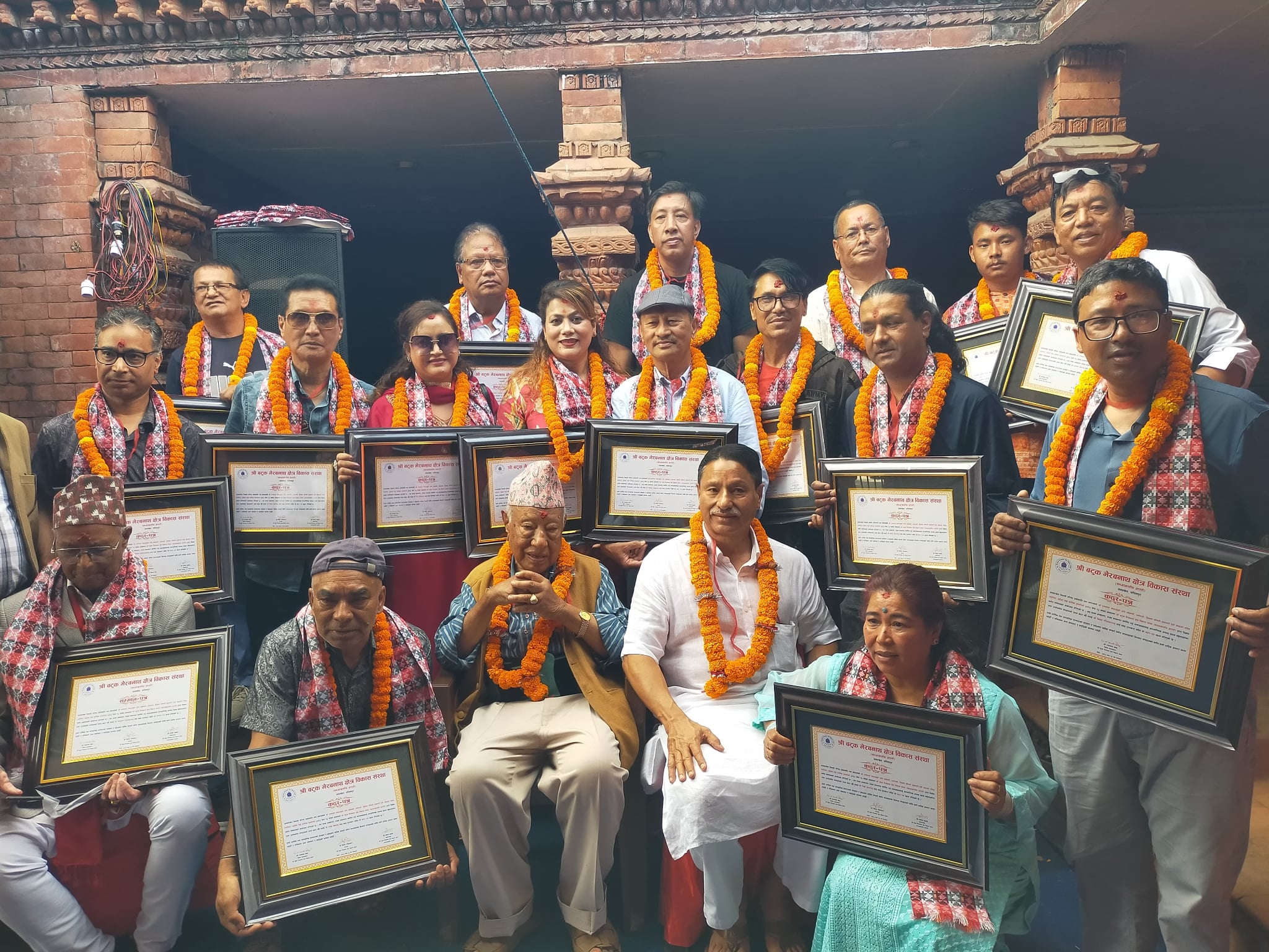 उद्याेगपती स्व रूकमणीकाे स्मृतिमा पन्ध्र संगीतसाधकलाई नगधसहित सम्मान 