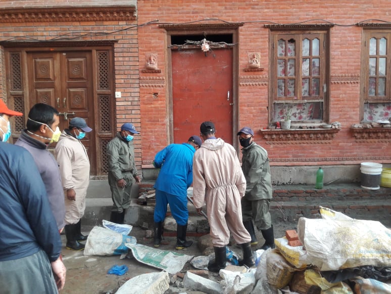 जेल्लामा चोक मिची बनाएको खुड्किला भत्काइयो