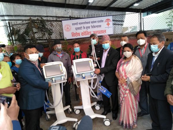 महानगरबाट ५३ लाख मूल्यका थप २ थान भेन्टिलेटर छत्रपाटी चिकित्सालयलाई प्रदान 