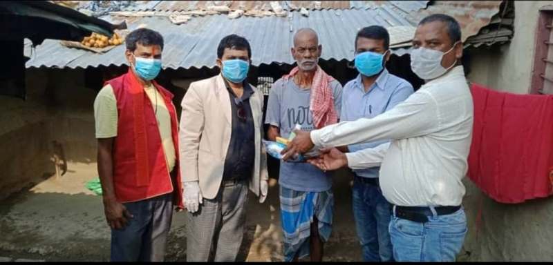 भीषम परिस्थितिमा स्वास्थ सामग्री बाडन महतोको गर्दैलो अभियान