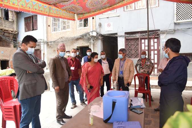 खोप कार्यक्रमको अनुगमनमा मेयर शाक्य, आफू अनुकुल केन्द्रमा खोप लगाउन आग्रह 