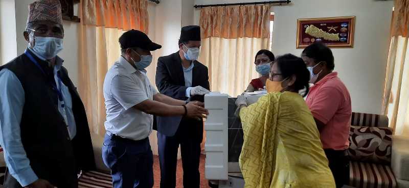 भक्तपुर उद्योग वाणिज्य संघद्वारा दुई लाख नगद र ३ थान अक्सिजन कन्सन्ट्रेटर  हस्तान्तरण