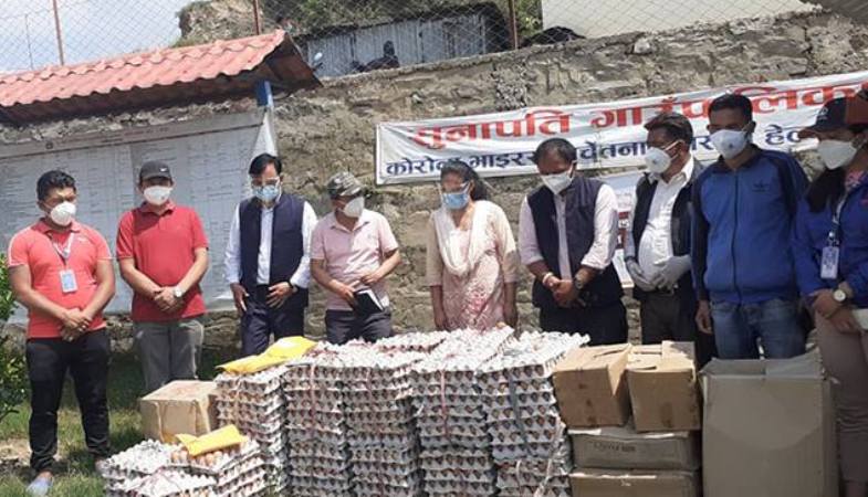 संक्रमितका लागि स्वास्थ्य सामग्री तथा पौष्टिक खानेकुरा वितरण