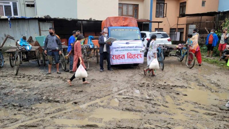 समाजसेवी ताराबहादुर कुँंवरको अगुवाईमा विपन्न कोरोनापीडित परिवारहरुलाई  खाद्यान्न वितरण