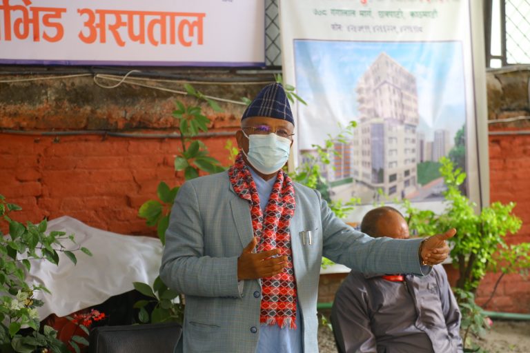 क्षेत्रपाटीस्थित निशुल्क चिकित्सालयको स्वास्थ्य सामग्री सहयोग शिक्षा मन्त्री श्रेष्ठको प्रतिबद्धता