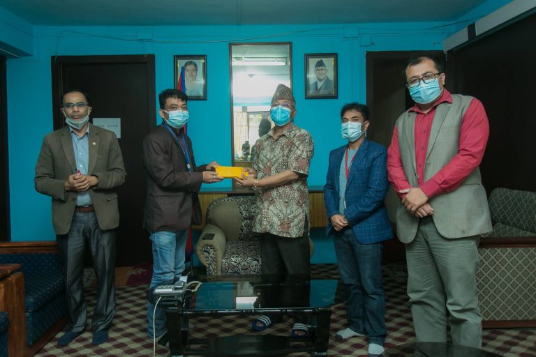 नेवाः पत्रकार दवूको कोषमा एक लाख रुपैयाँं प्रदान