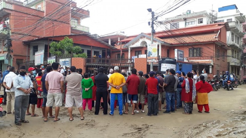 सडक कालोपत्रे गर्न माग गर्दै मध्यपुर थिमि नगरपालिका कार्यालय अगाडिधर्ना