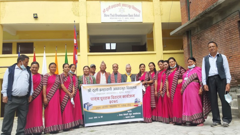 जन्मदिनको रकमबाट डा कोजूद्धारा विद्यार्थीलाई पुस्तक