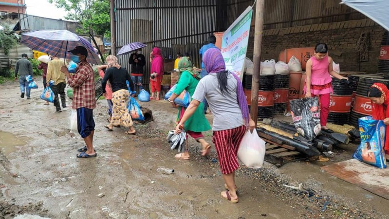 समाजसेवी ताराबहादुरबाट हातमुख जोडन, चुल्हो बाल्न गाह्रो परेकाहरुलाई राहत