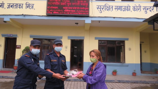 हराएको ९० हजार रुपैयाँं फेला पारी हस्तान्तरण 