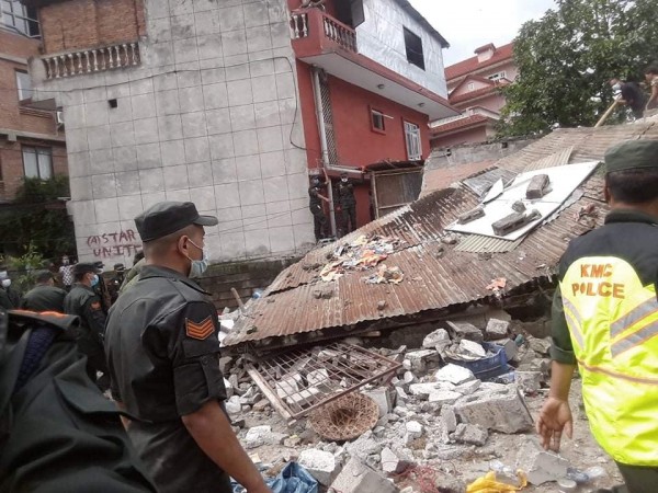 अनामनगरको सरकारी जग्गामा बनेका टहरा महानगरपालिकाले हटाइदियो 