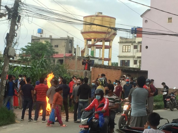 ओलीको घर अगाडि ओलीविरुद्ध जुलुश 