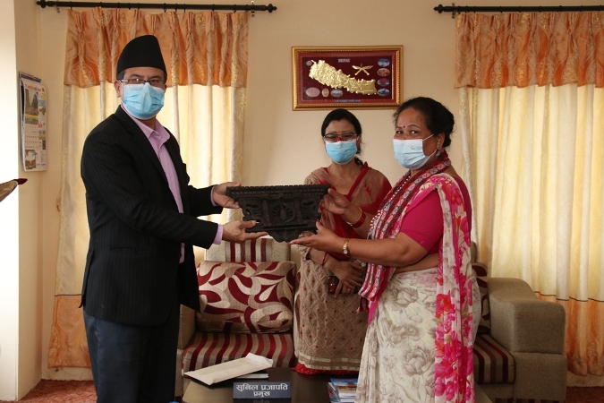 नगर प्रमुख प्रजापतिसँग मध्यपुर थिमीका उपप्रमुख अन्जनादेवी मधिकर्मीका भेट