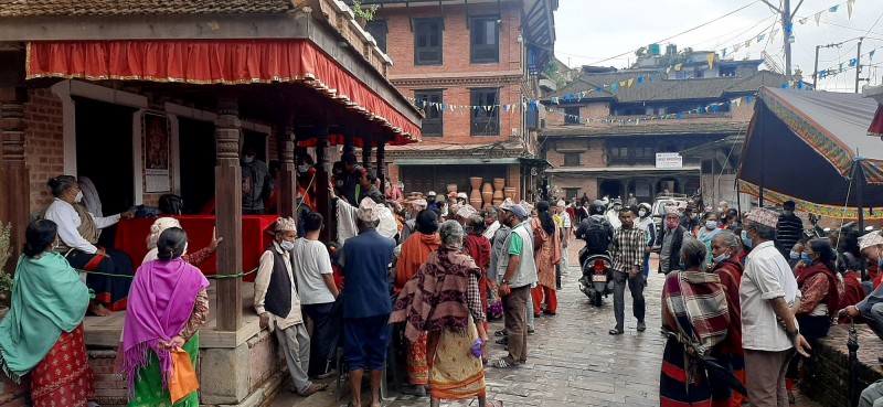 सामाजिक सुरक्षा भता वितरणमा भीडभाड ः स्वास्थ्य सुरक्षामा ध्यान दिने हो कि ?