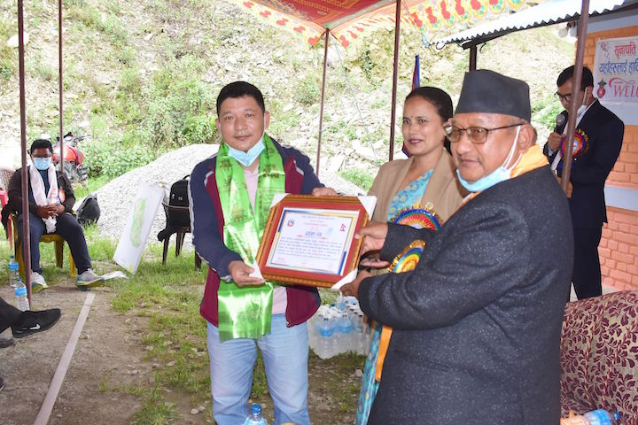 कोभिड रोकथाममा योगदान गर्ने समाजसेवी सम्मानित