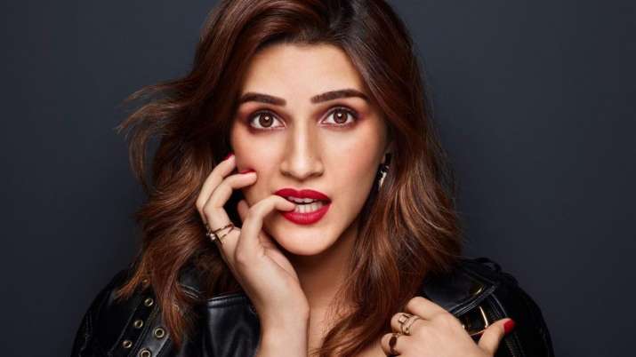 बलिउड अभिनेत्री कृति पैसाको लोभमा भाडामा बच्चा जन्माउन तयार 