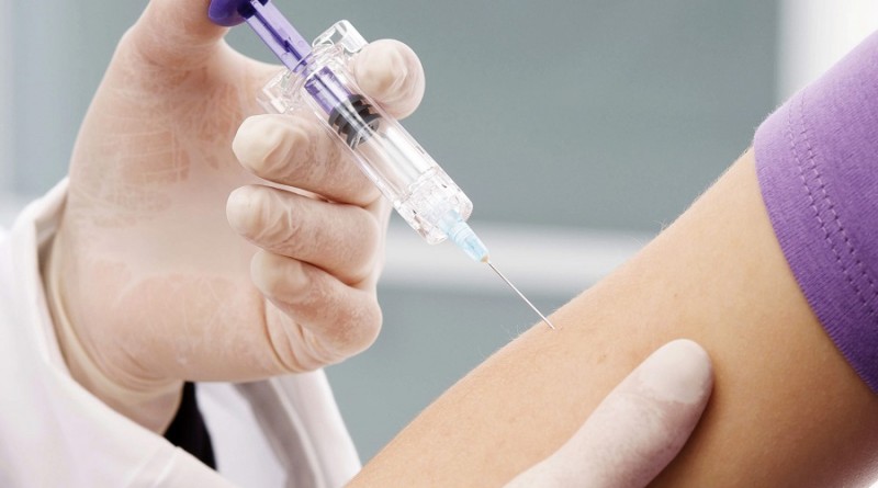 भोली ललितपुरमा जोन्सन एण्ड जोन्सन खोप लगाइँदै