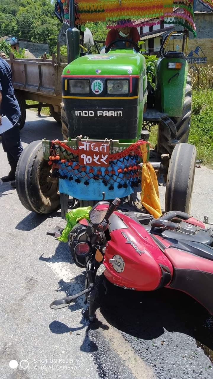 मोटर साईकल ट्याक्टर ठक्कर खाँदा आमा र छोरा घाईते