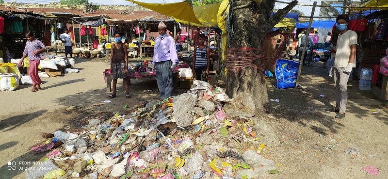 महिनौंदेखि थुपारिएको फोहोर ब्यवस्थापन ः लहानका मेयर साहको फोहरी राजनीतिले बजार दुर्गन्धित बन्दै