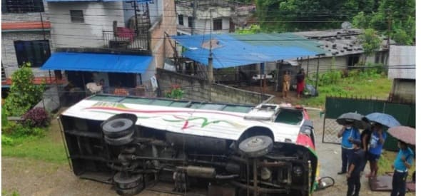 चापाघाटमा यात्रुवाहक बस पल्टिंदा ६ घाइते