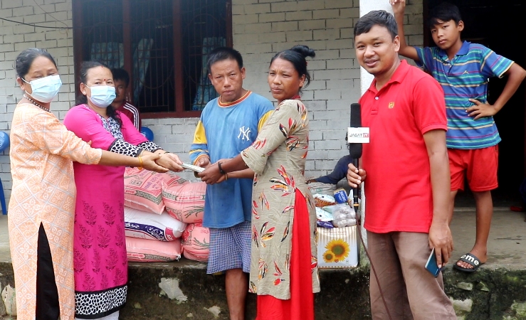 नाबालक छोरी गुमाएको परिवारलाई सहयोग