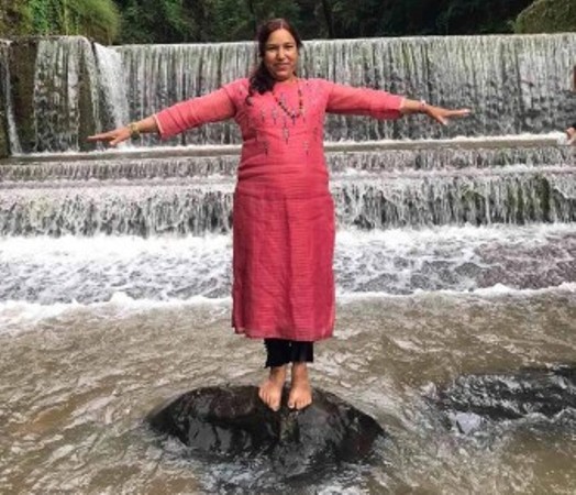 भक्तपुरकी महिला त्रिसुली नदीमा खसेर वेपता