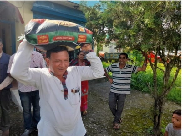 चामलको बोरा बोकेर मतदाताको घर किन पुगे वडाध्यक्ष ?