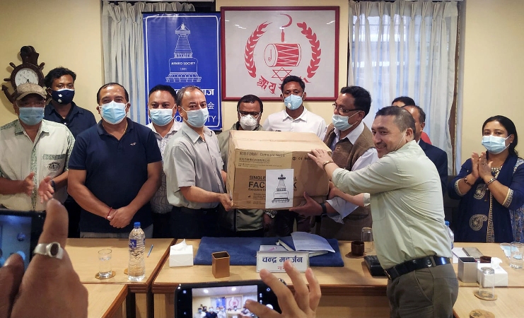 अरनिकोद्धारा ज्यापु समाजलाई स्वास्थ्य सामाग्री हस्तान्तरण