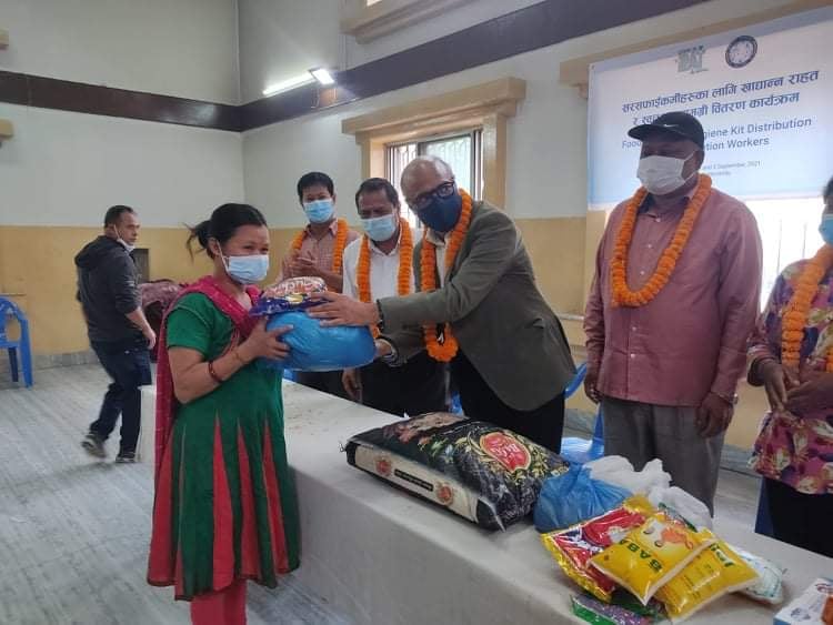 सरसफाई क्षेत्रमा कार्यरत दुई सय सरसफाईकर्मीको परिवारलाई खाद्यान्न सामग्री तथा स्वच्छता किट वितरण