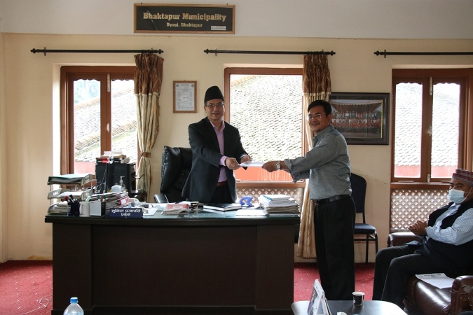 नगर प्रमुख प्रजापतिलाई आधारभूत विद्यालय समितिको ज्ञापन पत्र