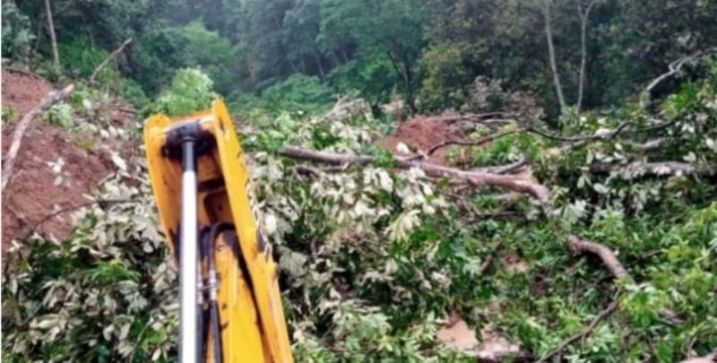 पहिरोका कारण डुम्रे बेसिसहर सडक अवरुद्ध