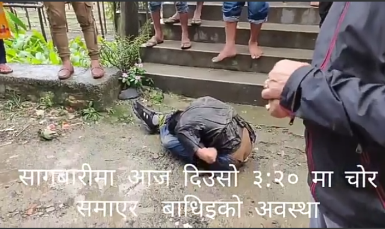 दिउँसै चक्कु बोकेर चोरी गर्न आउने चोरलाई रंगेहात पक्राऊ 