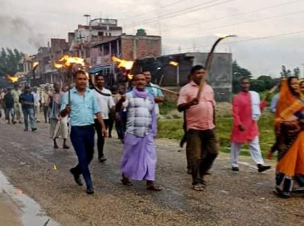 अख्तियार विरुद्ध सिरहाको नरहा गाउँपालीकामा मसाल  जुलुस पर्दर्शन 